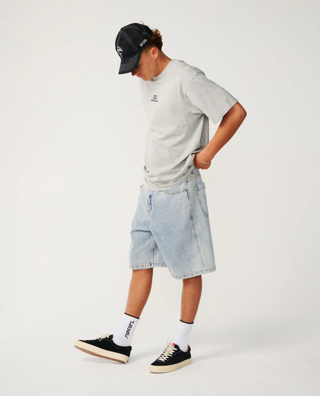 2933-pill-icon-loose-tee-4.webp Pill Icon Loose Tee